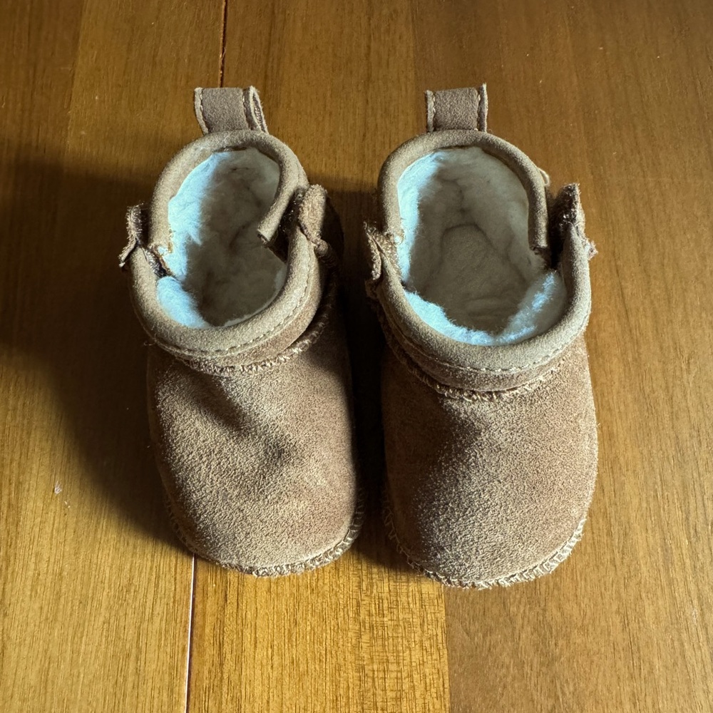 LIKE NEW!! UGG Unisex-Baby Classic Ultra Mini Fashion Boot— size 0/1